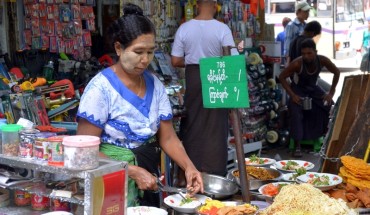 Frau mit Tanaka, Yangon